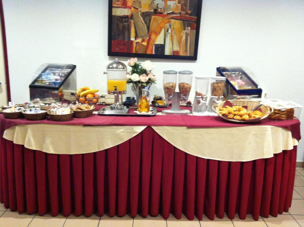 Comfort Hotel Poissy Technoparc Экстерьер фото