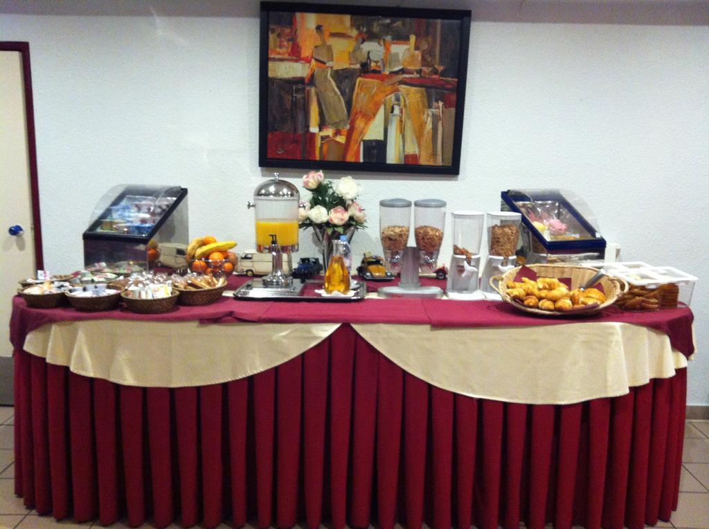 Comfort Hotel Poissy Technoparc Экстерьер фото