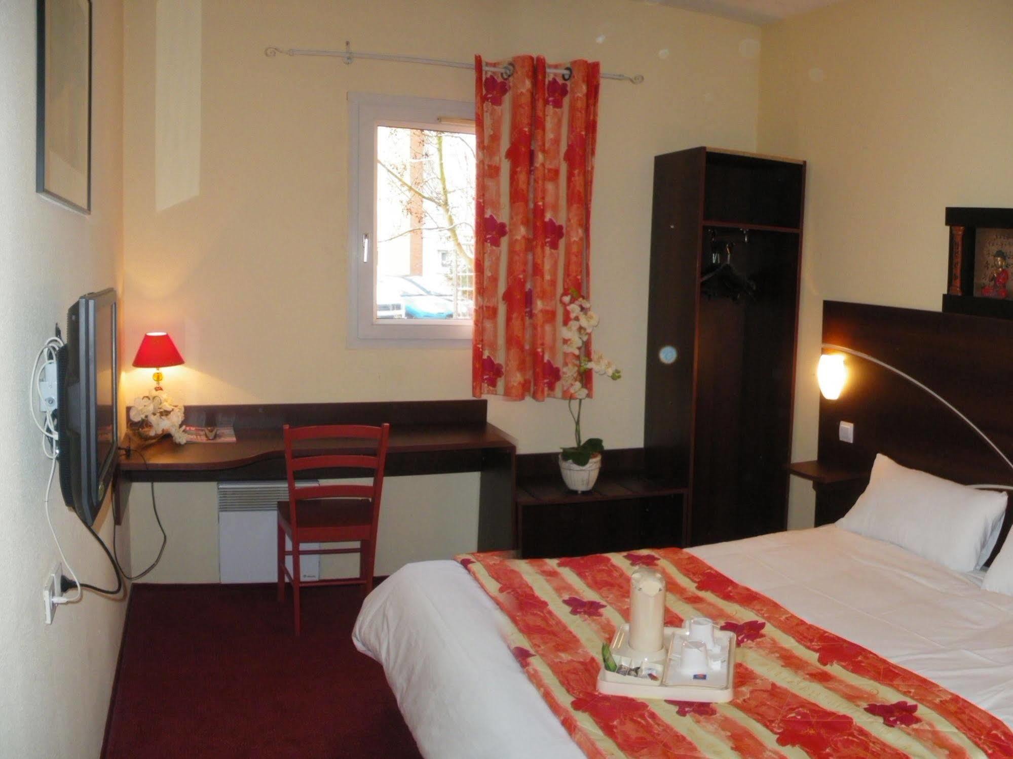 Comfort Hotel Poissy Technoparc Экстерьер фото